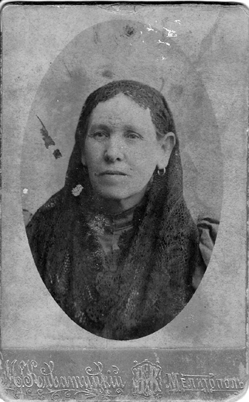 Elya Kopel - Clara's grandmother - Russia